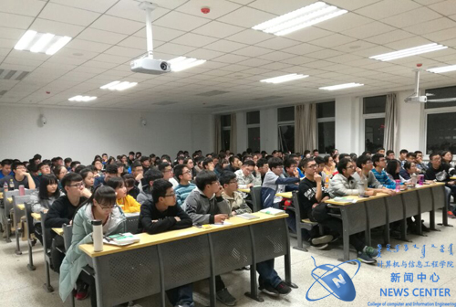 同学们认真听讲 计算机学院 冯涛 摄
