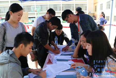 学办老师指导迎新工作 计算机学院 王浩东 摄
