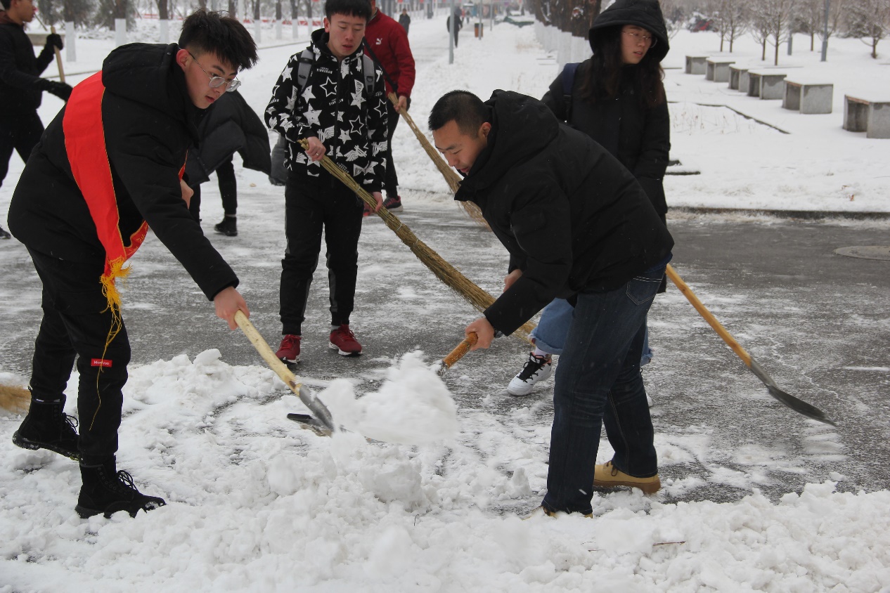 80年代学生扫雪图片