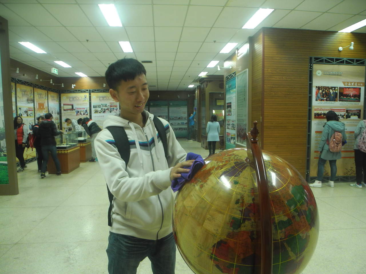 同学认真擦洗陈列物品