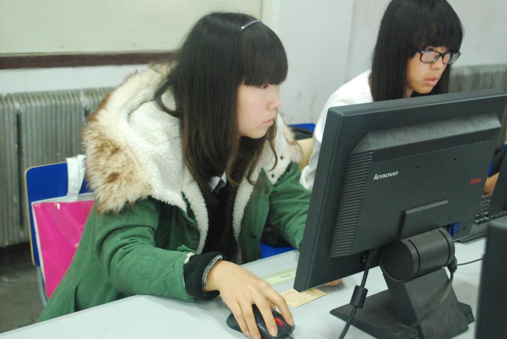 竞赛学生认真答题