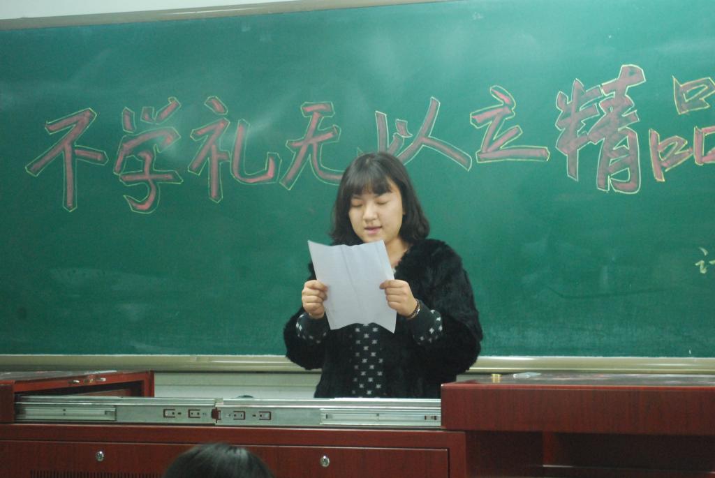团支书上台发言