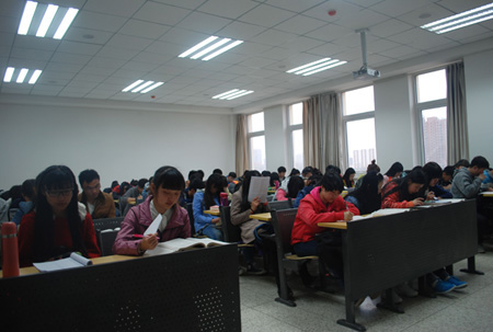 正在上早读的同学们