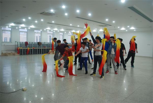 同学们认真练习舞蹈中 计算机院 摄