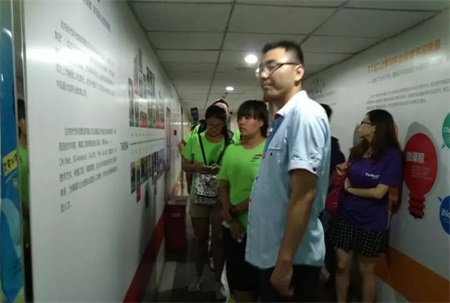 达内老师带领学生参观 计算机院 摄