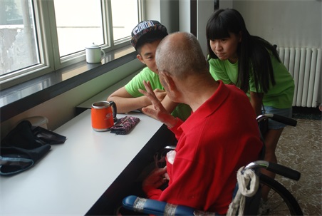 同学与老人聊天中 计算机院 摄