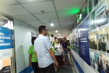 老师向学生们介绍达内集团 计算机院 摄