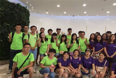 队员们在宇信易诚合影 计算机院 摄