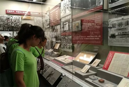 队员认真参观中 计算机院 摄