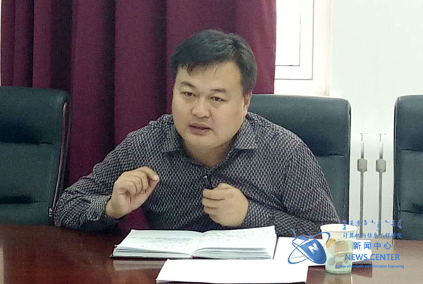 王老师讲话 梁茜瑶 摄