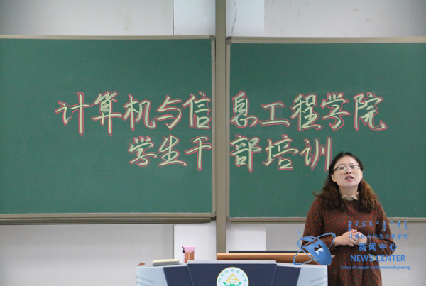 庄老师讲话 梁嘉丽 摄