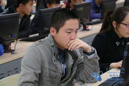 竞赛现场正在答题的同学们 冯柏杨 摄