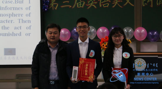 获奖选手与老师合影留念 冯柏杨 摄