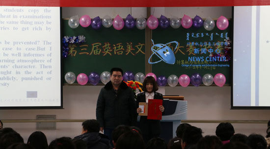 获奖选手与老师合影留念 冯柏杨 摄