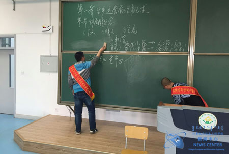 义工打扫教室 计算机院 梁茜瑶 摄