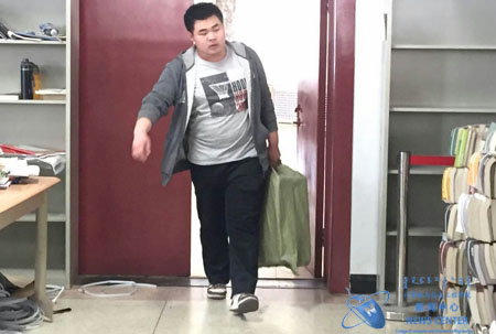 义工打扫教室 计算机院 梁茜瑶 摄