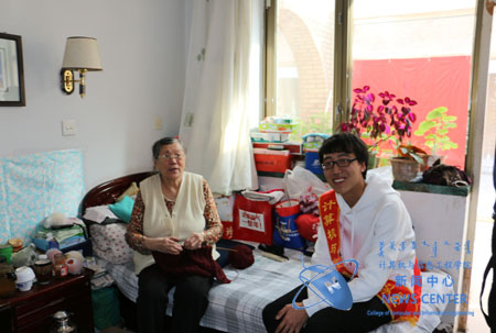 我院志愿者看望孤寡老人 秦一 摄