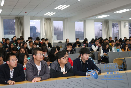 同学们在认真听课 计算机院 秦一 摄