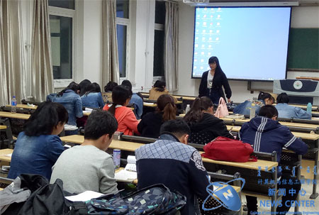 一位同学讲完自信的回到座位 邵珠琳 摄