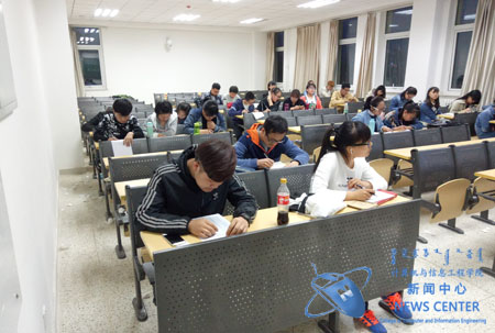 积极分子们在写自己观影后的感想 邵珠琳 摄