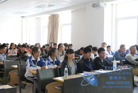 同学们认真听讲 计算机院 梁茜瑶 摄