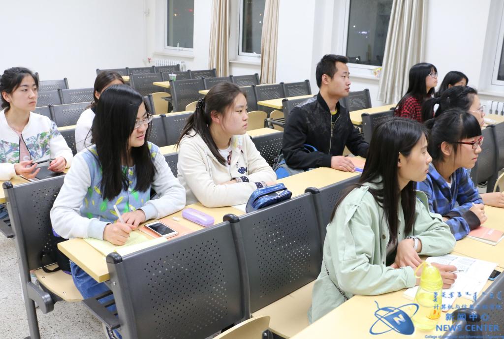 边听边学 邵珠琳 摄