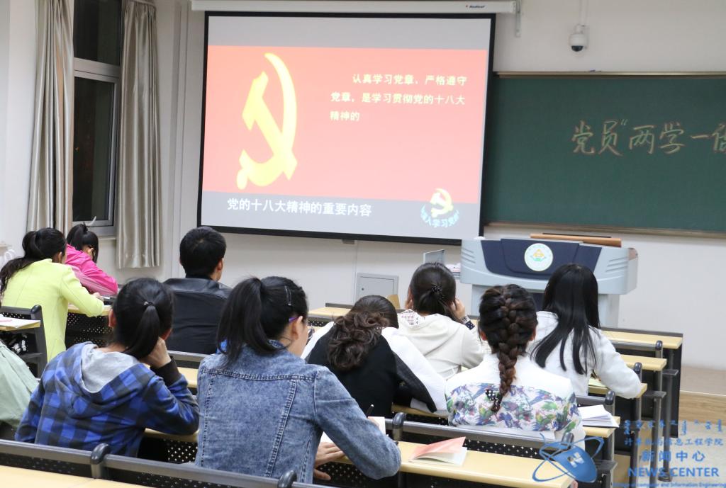 都在认真观看视频 邵珠琳 摄