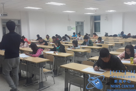 考试现场 计算机院 梁嘉丽 摄