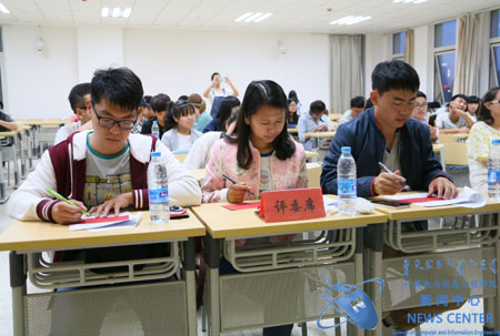 评委打分 计算机院 冯柏杨 摄