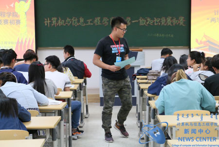 工作人员监考 计算机院 冯柏杨 摄