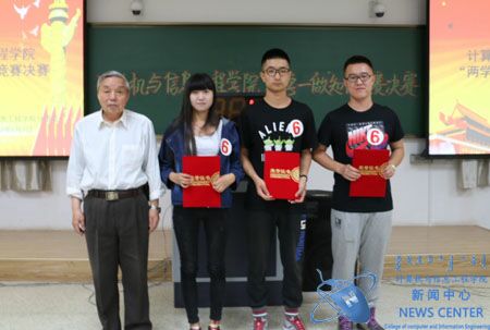 李宗信老师与获奖同学合影留念 计算机院 王璐 摄