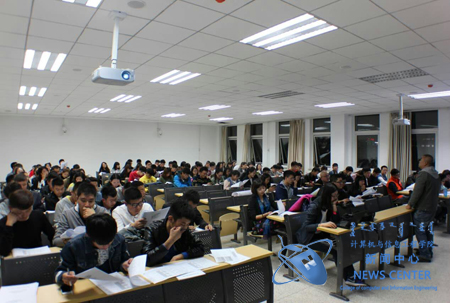 同学们听课 计算机院 许珂 摄
