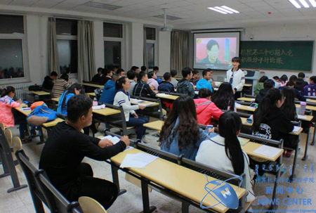 积极分子学习讨论 计算机院 杨潇宇 摄
