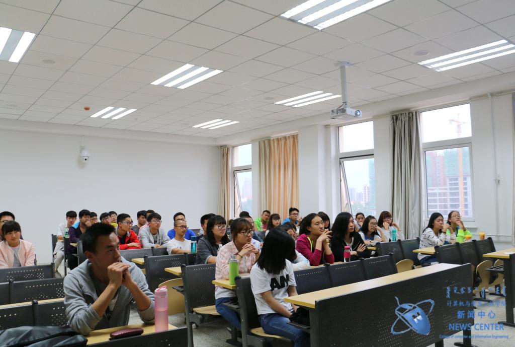 同学们观影 计算机院 祁铭星 摄