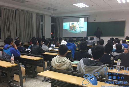 同学们观影 计算机院 祁铭星 摄