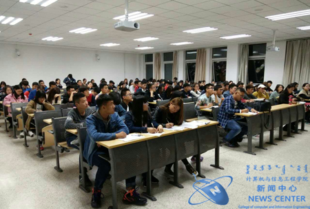 同学认真听讲 计算机院 王浩东 摄