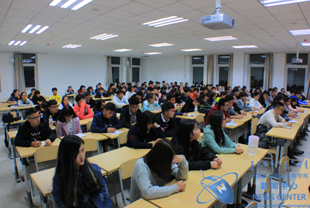 学生干部认真听讲 计算机院 许珂 摄