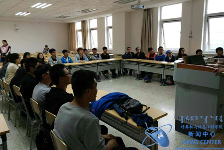 同学们认真听讲 计算机院 王浩东 摄