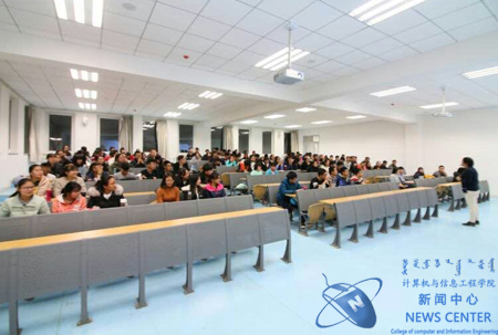 同学们听讲 计算机学院 许珂 摄