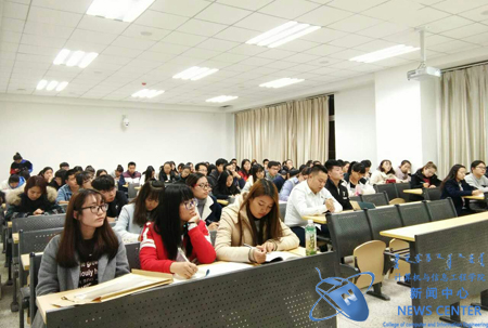 同学们认真听课 计算机学院 刘鑫 摄