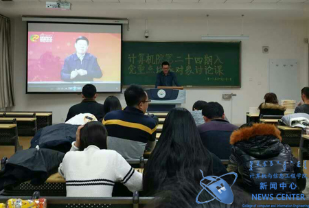 同学们观看视频 计算机学院 乔晓阳 摄