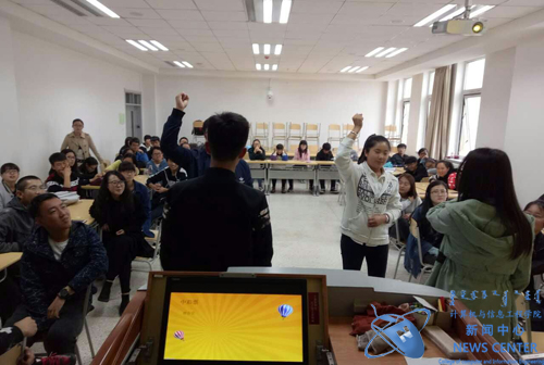 同学互动 计算机院 韩翠 摄