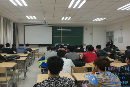 同学们观影 计算机学院 冯涛 摄