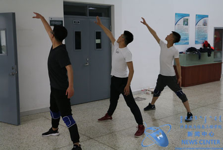 演员们认真排练 计算机学院 祁铭星 摄