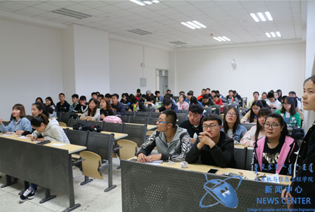 同学们认真听讲 计算机学院 祁铭星 摄