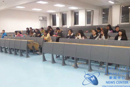 同学们认真听讲 计算机学院 马平川 摄