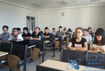 同学们认真听讲 计算机学院 刘鑫 摄