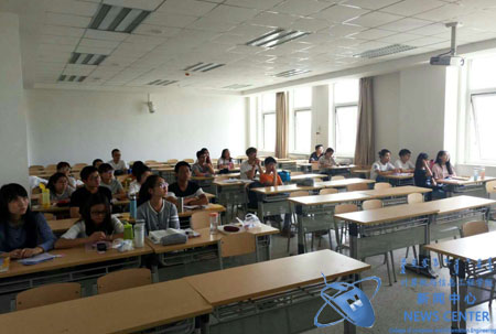同学们认真听讲 计算机学院 冯涛 摄