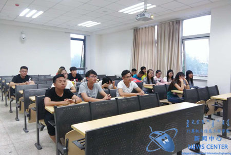 同学们认真听讲 计算机学院 乔晓阳 摄