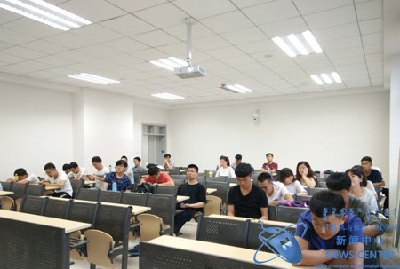 同学们认真观影 计算机学院 王浩东 摄